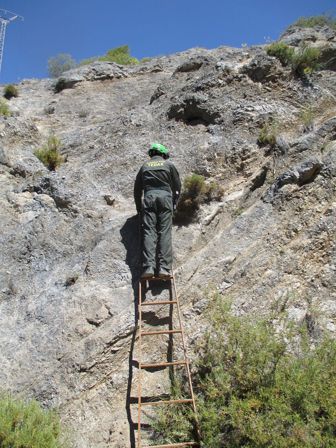 Un miembro de la Benemérita asciende al talud (GUARDIA CIVIL) 