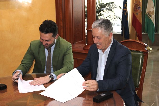 Noel López y José María Villegas han firmado el convenio (AYTO. MARACENA)