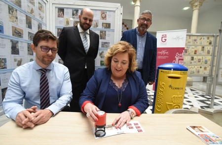 José Luís Javega y Fátima Gómez han presentado el sello (J. GROSSO /DIPGRA) 