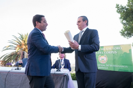 El Presidente del Colegio de Veterinarios hace la entrega del premio a la ganadería Núñez del Cuvillo (COLVETGR