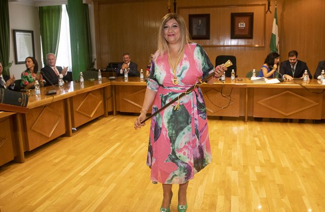 Loli Cañavate con el bastón de mando (AYTO. ARMILLA)