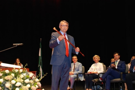 Pedro Martínez con el bastón de mando (AYTO. ATARFE) Pedro Martínez con el bastón de mando (AYTO. ATARFE)