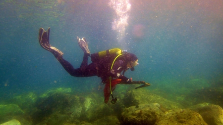 Un buzo del Club Universitario de Granada en tareas de limpieza (CUB) Un buzo del Club Universitario de Granada en tareas de limpieza (CUB)