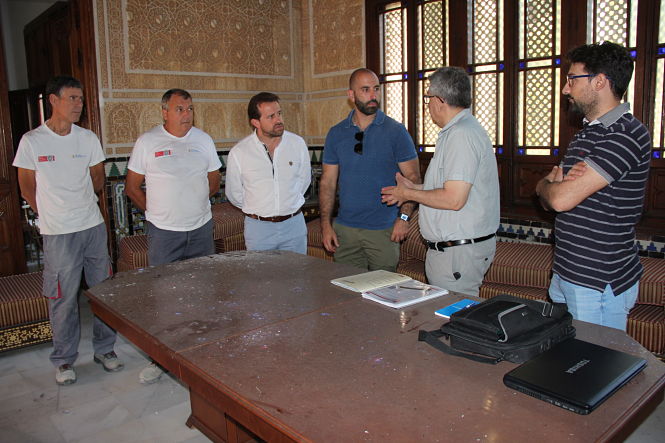 El nuevo concejal de Turismo, Daniel Barbero (de azul), recibe las explicaciones de la obra del arquitecto municipal y de los técnicos de la empresa adjudicataria (AYTO. ALMUÑÉCAR) 