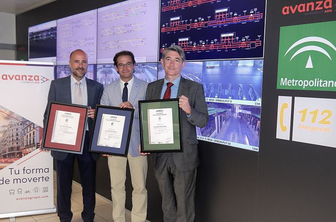 el director de Cercanías Sur de Avanza, Rafael Durbán; el delegado territorial  de Fomento, Infraestructuras, Ordenación del Territorio, Cultura y Patrimonio Histórico, Antonio Granados; y el director de la agencia andaluza de Aenor, Antonio Pérez (JUNTA)