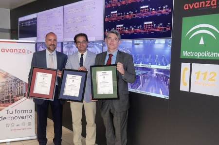 el director de Cercanías Sur de Avanza, Rafael Durbán; el delegado territorial  de Fomento, Infraestructuras, Ordenación del Territorio, Cultura y Patrimonio Histórico, Antonio Granados; y el director de la agencia andaluza de Aenor, Antonio Pérez (JUNTA)