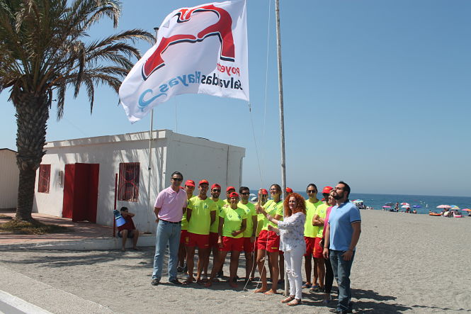 La alcaldesa de Salobreña con los operarios que se van a encargar de la limpieza en las playas (AYTO. SALOBREÑA)