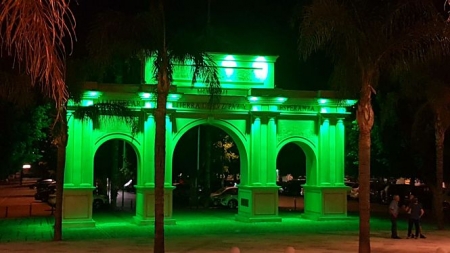 Puerta de Blas Infante iluminada de verde (AYTO. ALMUÑËCAR)