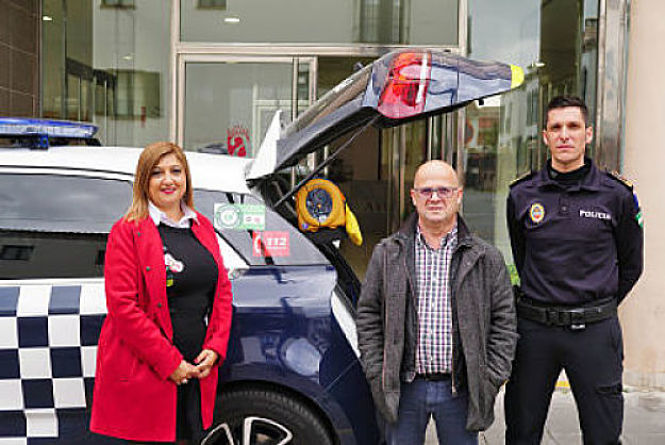 Loli Cañavate, Alcaldesa de Armilla, con miembros de la Policía Local (AYTO. ARMILLA) 