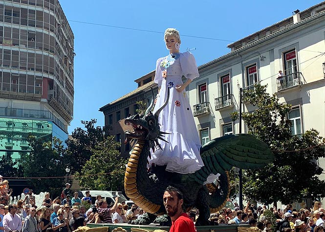 La Tarasca durante el desfile por las centricas calles de la capital (JOSÉ VELASCO)