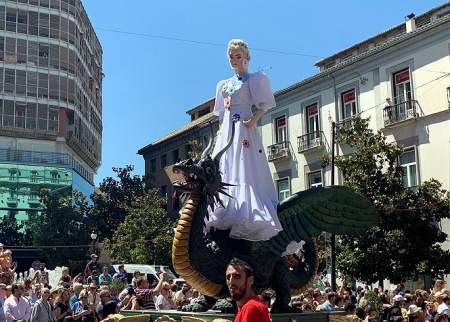 La Tarasca durante el desfile por las centricas calles de la capital (JOSÉ VELASCO)