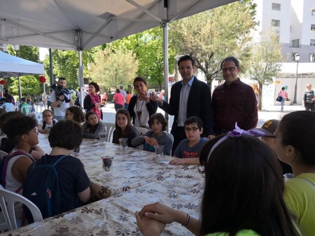 Francisco Cuenca con los escolares que han participado en los talleres (AYTO. GRANADA)