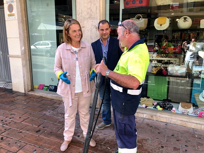 La alcadesa de Motril junto a un operario de limpieza (AYTO. MOTRIL)