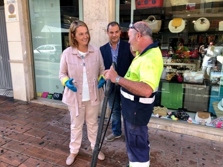 La alcadesa de Motril junto a un operario de limpieza (AYTO. MOTRIL)
