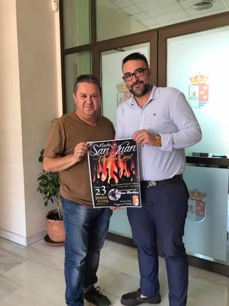 El concejal de Fiestas y el alcalde de Vegas del Genil, durante la presentación de las actividades de la Noche de San Juan (AYTO. VEGAS DEL GENIL) 
