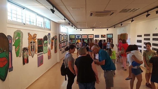 Casa de la Cultura de Cúllar Vega decorada por niños (AYTO. CÚLLAR VEGA) 