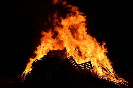 Hoguera de San juan en una playa de Motril (AYTO. MOTRIL)