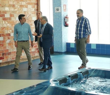 El Delegado de Salud, Indalecio Sánchez-Montesinos  en la piscina de la Fundación Purísma COncepción (JUNTA)