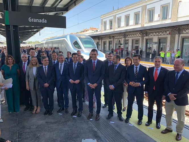 Las autoridades tras la llegada del Ave (JOSÉ VELASCO)