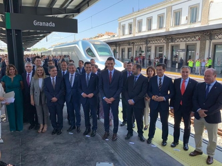 Las autoridades tras la llegada del Ave (JOSÉ VELASCO)