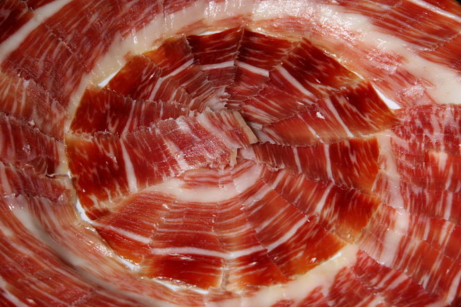 Los investigadores de la UGR han propuesto una nueva metodología para validar los paneles de cata del jamón serrano (WIKIPEDIA)