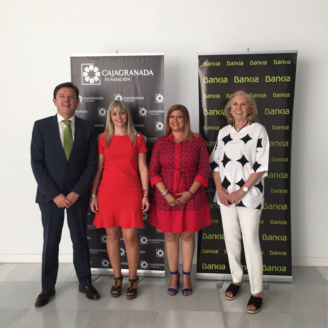 Autoridades tras la firma del convenio (CAJAGRANADA FUNDACIÓN) 