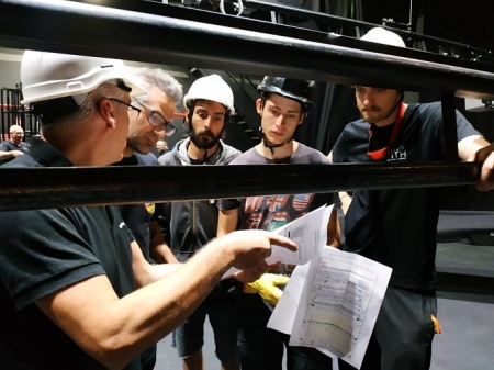 Técnicos montando `La cantante calva` (JUNTA)