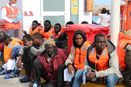 Rescatados a su llegada al Puerto de Motril (CRISTIAN CALVO / EUROPA PRESS) 