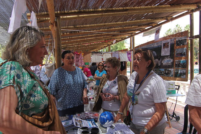Miembros de Manos Unidas explican a la alcadesa en funciones de Almuñécar, Trini Herrera, su labor social (AYTO. ALMUÑÉCAR) 