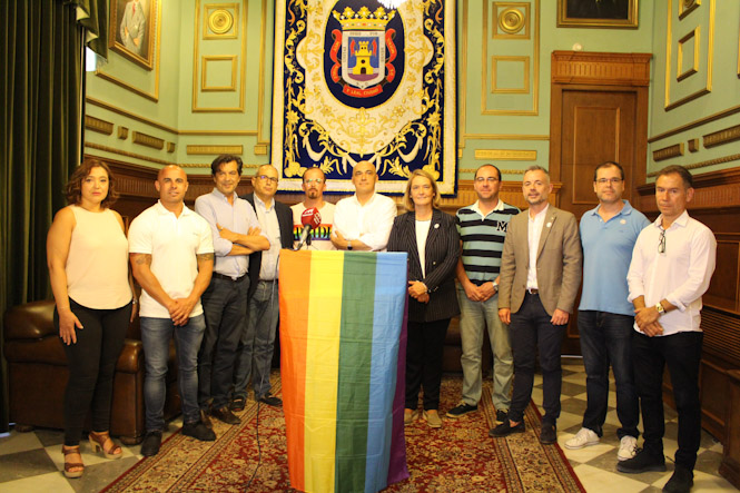 Miembros del equipo de gobierno durante la lectura del manifiesto (AYTO. MOTRIL) 