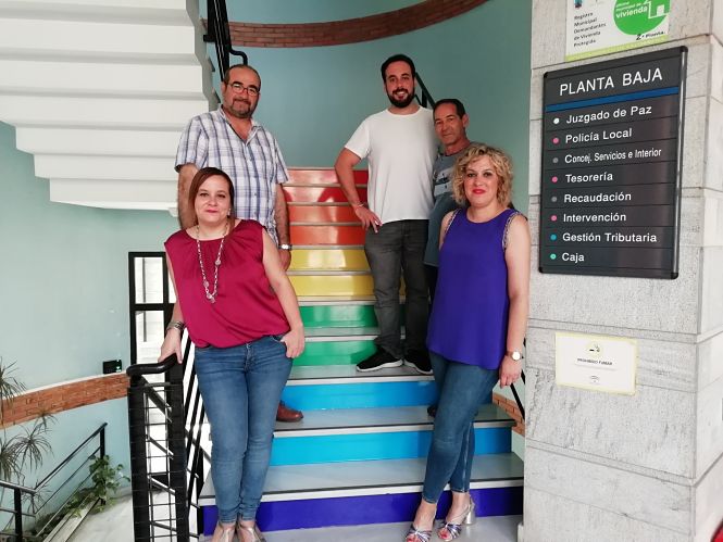Las escaleras del Ayuntamiento de Salobreña con el color arco iris (AYTO. SALOBREÑA)
