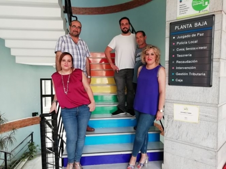 Las escaleras del Ayuntamiento de Salobreña con el color arco iris (AYTO. SALOBREÑA)