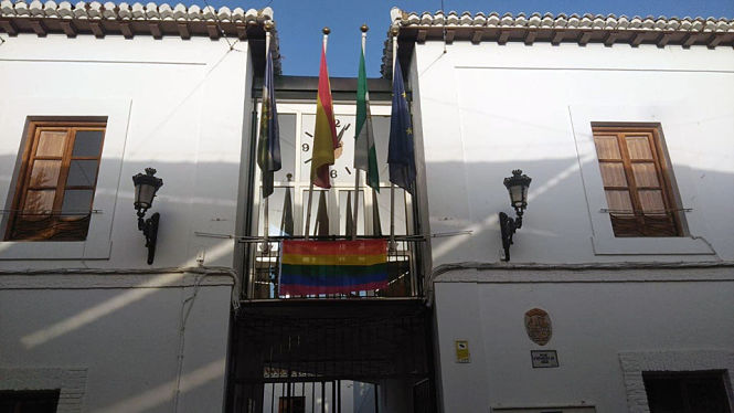 La bandera arco iris está en el Ayuntamiento de Gójar (AYTO. GÓJAR)