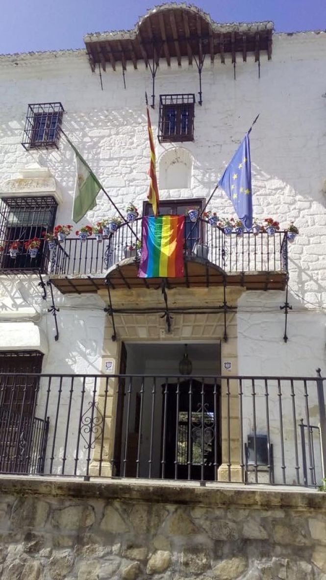 La bandera Arco Iris ya luce en el Ayuntamiento de Montefrio (AYTO. MONTEFRIO)