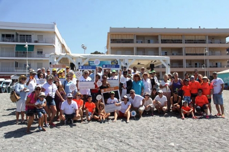 Voluntarios tras la limpieza de las playas (AYTO. ALMUÑÉCAR) 