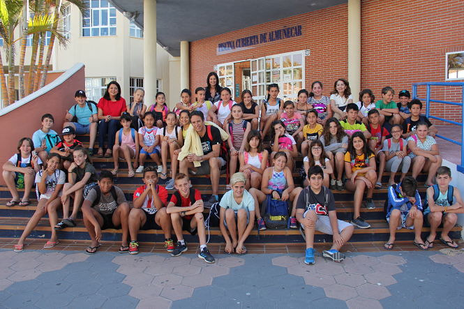 Alumnos de 5º y 6º del CEIP Las Gaviotas de La Herradura en la Piscina Municipal (AYTO. ALMUÑÉCAR) 