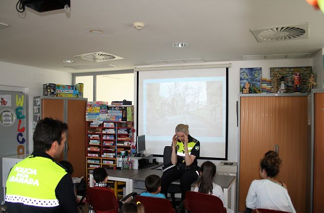 La Policia Local impartiendo el taller a los pequeños (HUSC)