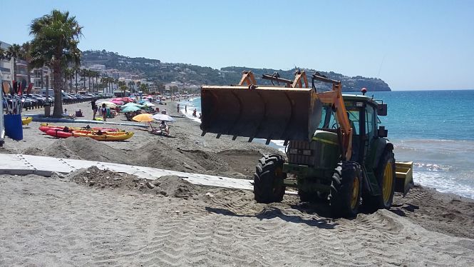 Instalación de la rampa en la Playa de La Herradura (AYTO. ALMUÑÉCAR)