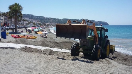 Instalación de la rampa en la Playa de La Herradura (AYTO. ALMUÑÉCAR)