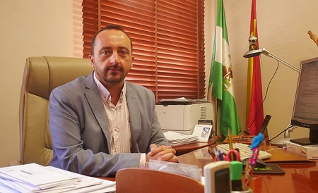 Roberto García en su despacho de alcaldía en el Ayuntamiento de Peligros (C. PADILLA)