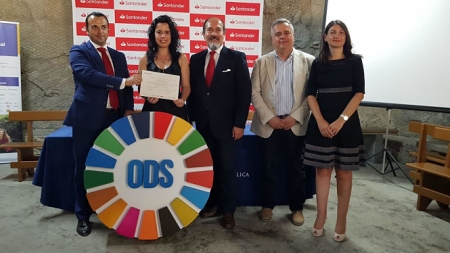 Lucía Puerta recoge el galardón (UGR) 