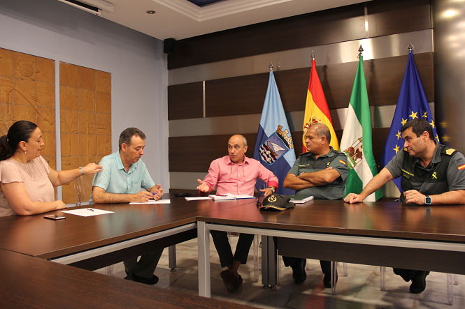 Reunión entre el Ayuntamiento de Almuñécar y Guardia CIvil (AYTO. ALMUÑÉCAR)