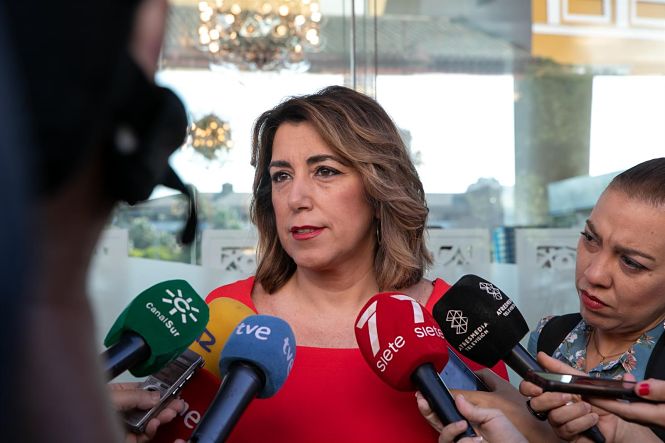 Susana Díaz atiende a los medios (JESÚS PRIETO / EUROPA PRESS)