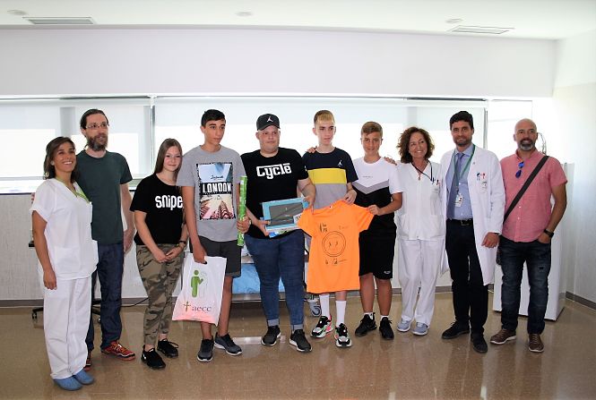 Entrega de la tablet al Hospital oncológico