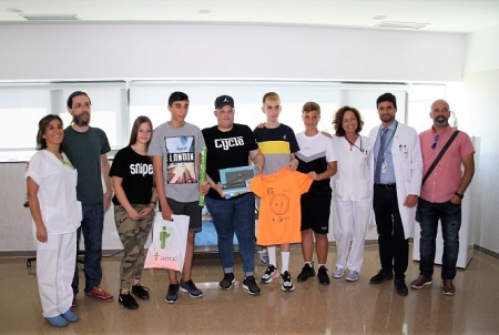 Entrega de la tablet al Hospital oncológico