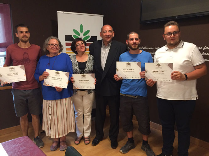 Entrega del certificado del tercer premio al equipo de la Universidad de Granada (UGR)