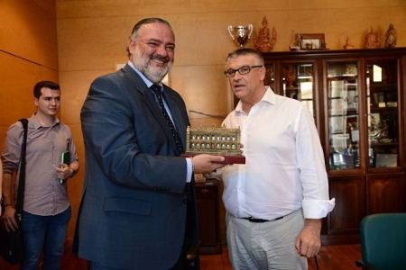 El Alcalde de Guadix, Jesús Lorente ha entregado un obsequio al Delegado del Gobierno, Pablo García (JUNTA) El Alcalde de Guadix, Jesús Lorente ha entregado un obsequio al Delegado del Gobierno, Pablo García (JUNTA)