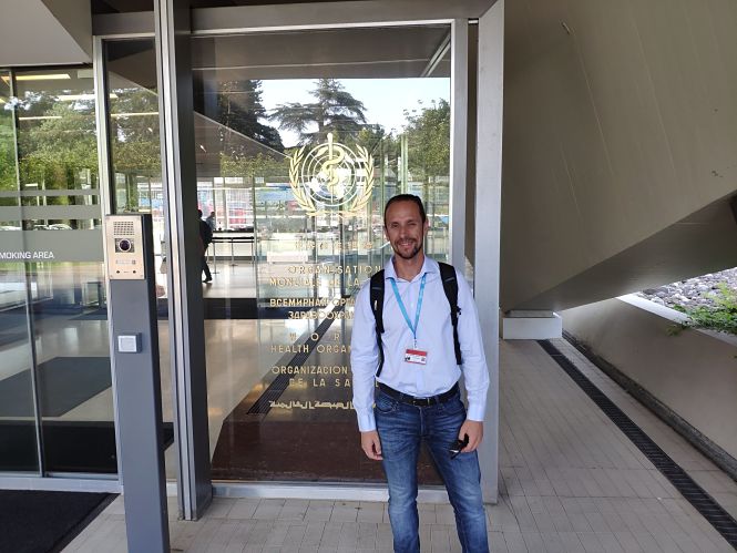 Francisco B. Ortega en la puerta de las instalaciones de las Oficinas Centrales de la OMS en Ginebra (Suiza) (UGR)