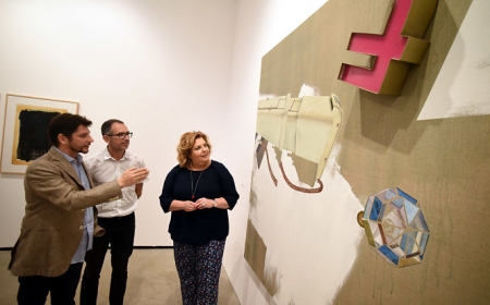 La Diputada de Cultura, Fátima Gómez ha visitado la exposición de Joaquín Peña-Toro (J. GROSSO /DIPGRA) 