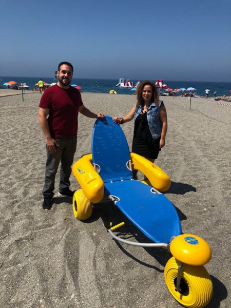 Gabriel Alonso y Maria José García han presentado la nueva silla anfibio (AYTO. SALOBREÑA)